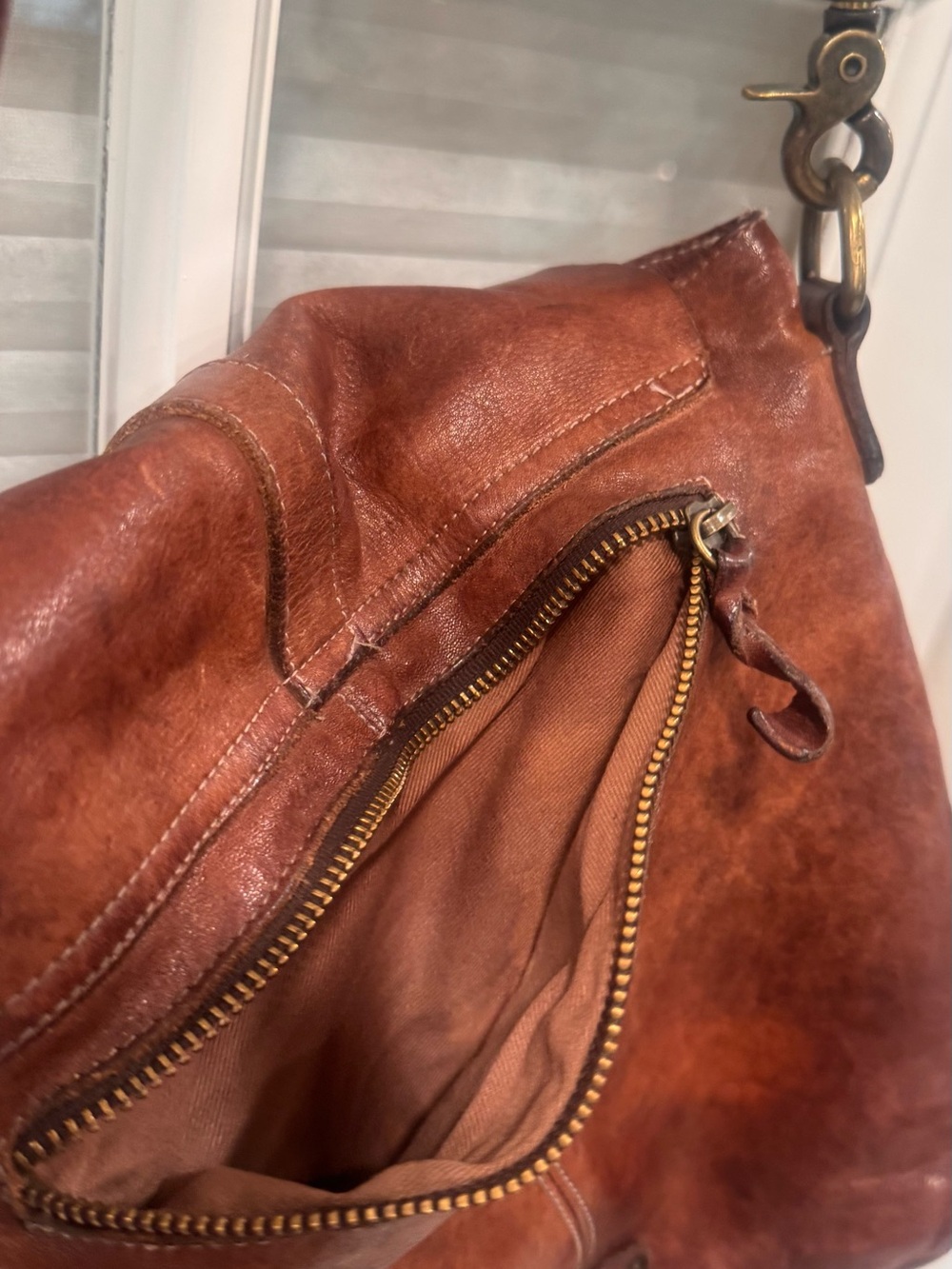 Women’s Brown Leather Crossbody Messenger Bag - Picture 4 of 8